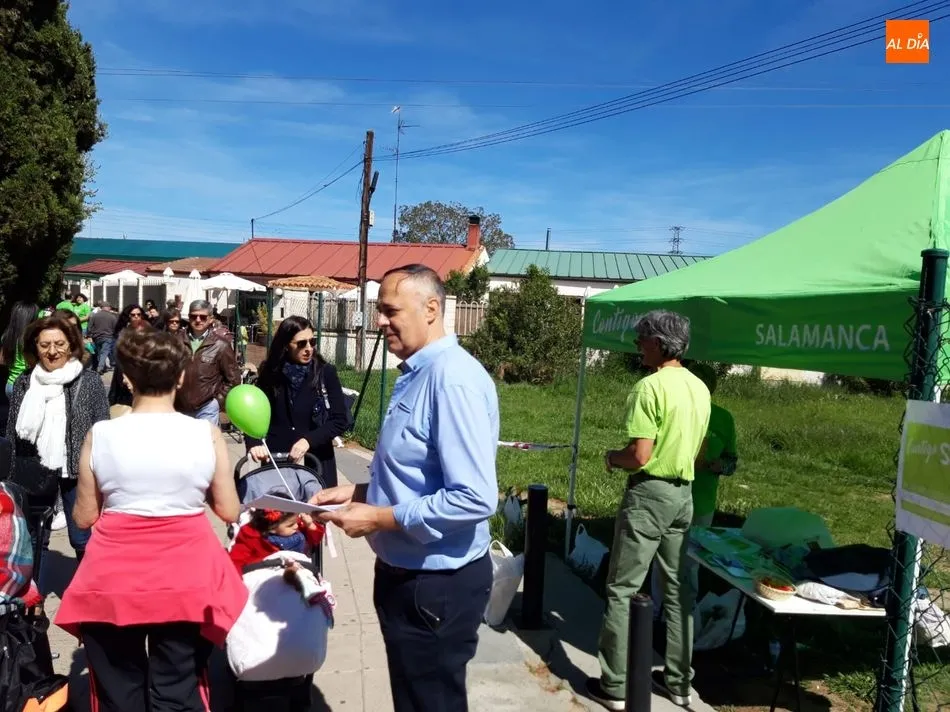Foto 5 - Contigo Salamanca da a conocer su programa en la avenida de la Aldehuela