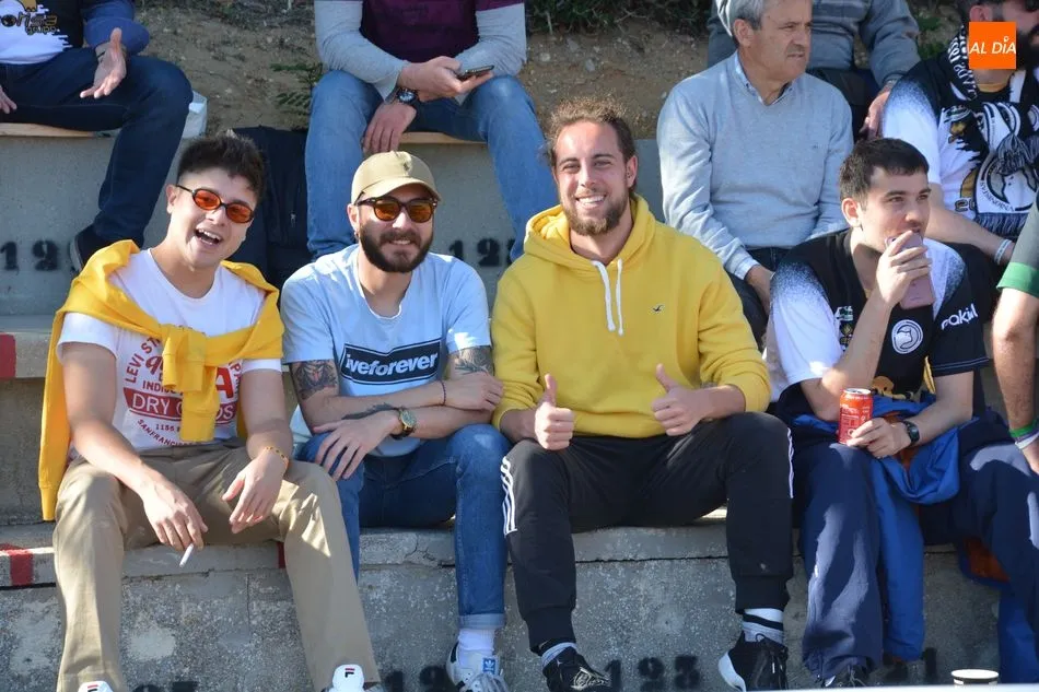 Foto 6 - Celebraci&oacute;n y despedidas en el &uacute;ltimo partido de la liga en las Pistas