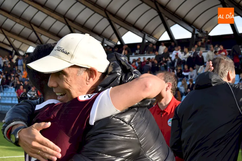 Antonio Calderón abraza a sus jugadores al terminar el partido