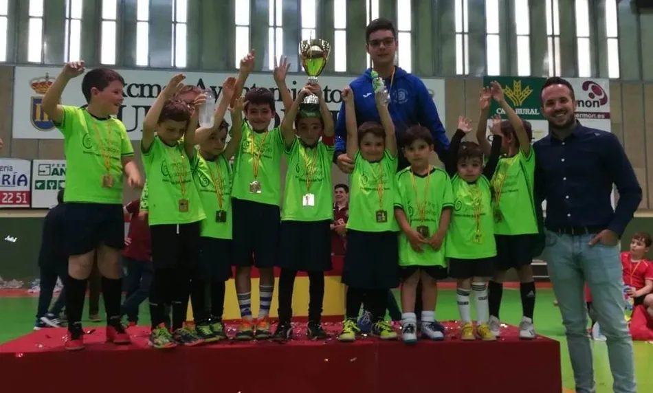 El equipo campeón, recibiendo su copa de campeón