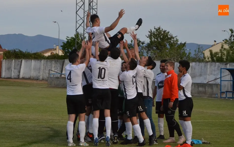 Foto 10 - El Ciudad Rodrigo CF se despide de su afici&oacute;n y de su gran capit&aacute;n de la &uacute;ltima d&eacute;cada  