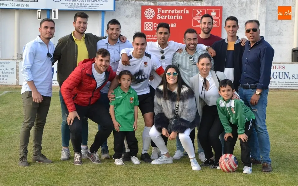 Foto 7 - El Ciudad Rodrigo CF se despide de su afici&oacute;n y de su gran capit&aacute;n de la &uacute;ltima d&eacute;cada  