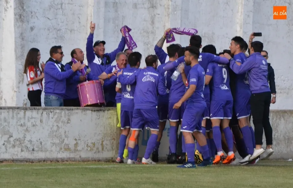 Foto 8 - El Ciudad Rodrigo CF se despide de su afici&oacute;n y de su gran capit&aacute;n de la &uacute;ltima d&eacute;cada  