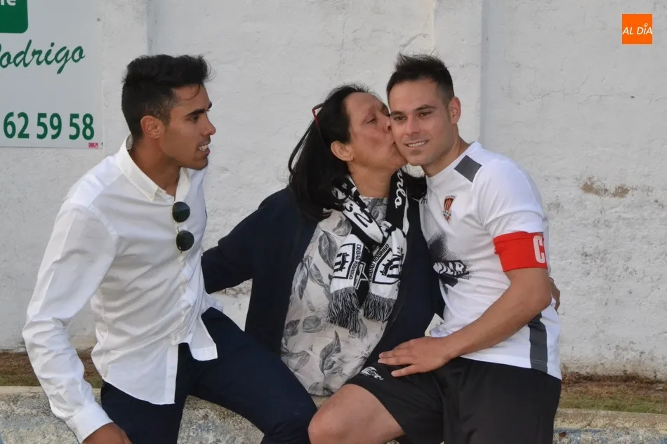 Foto 3 - El Ciudad Rodrigo CF se despide de su afici&oacute;n y de su gran capit&aacute;n de la &uacute;ltima d&eacute;cada  