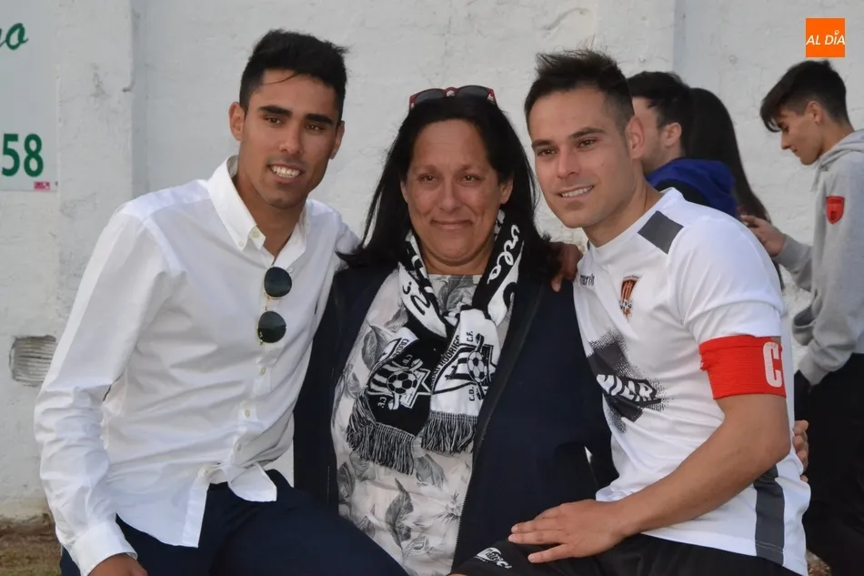 Foto 4 - El Ciudad Rodrigo CF se despide de su afici&oacute;n y de su gran capit&aacute;n de la &uacute;ltima d&eacute;cada  