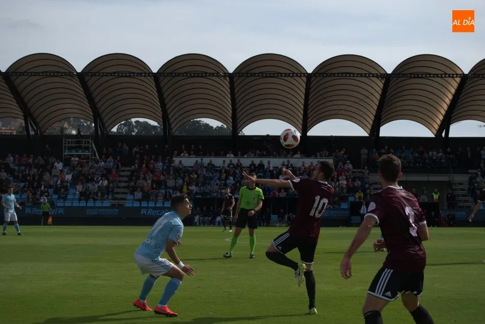 Manu Molina con el balón en el partido frente al Celta B