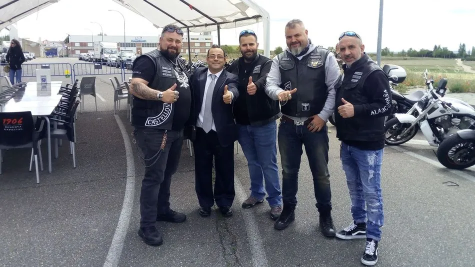 Miembros del Club Alas MC Salamanca y el concejal  Antonio Marlmierca