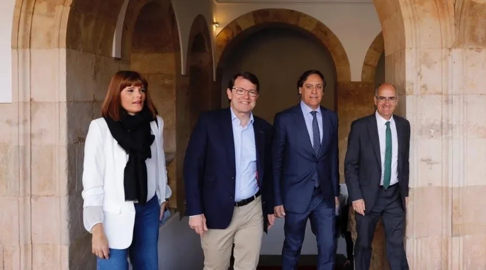 Alfonso Fernández Mañueco, candidato del PP a la presidencia de la Junta, acompañado por el presidente del PP de Salamanca, Javier Iglesias, y su candidato a la Alcaldía de la capital charra, Carlos García Carbayo