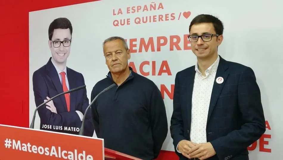 José Luis Mateos, candidato del PSOE a la Alcaldía de Salamanca, a la derecha, junto al socialista Joaquín Corona