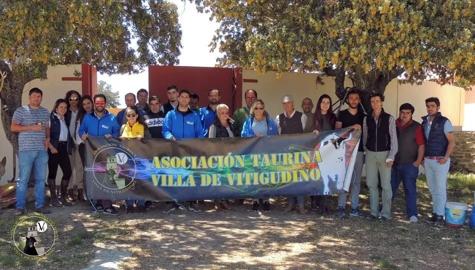Integrantes de la Asociación Taurina Villa de Vitigudino en la finca de Valrubio con Pedro El Capea