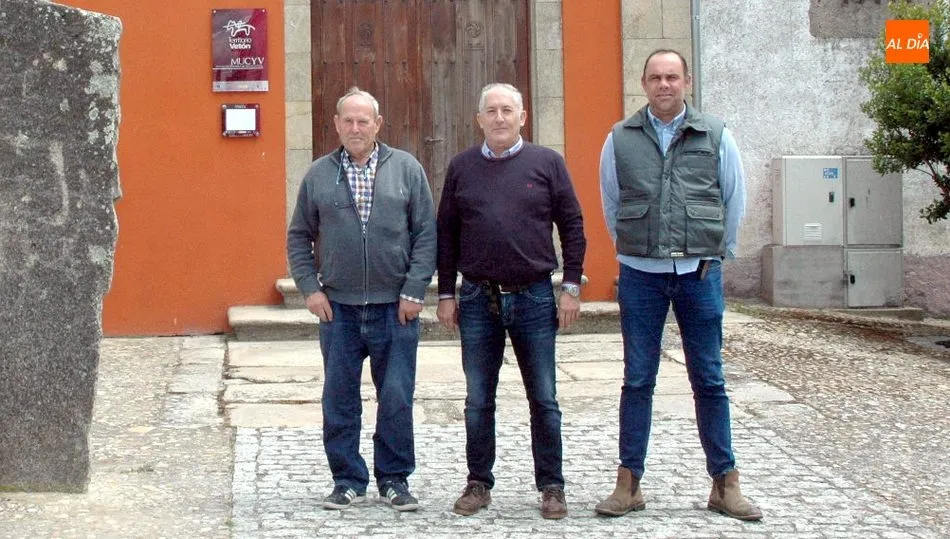 Silvestre González, cabeza de lista del PP en Yecla de Yeltes, con Álvaro Abarca y José Abarca Vicente