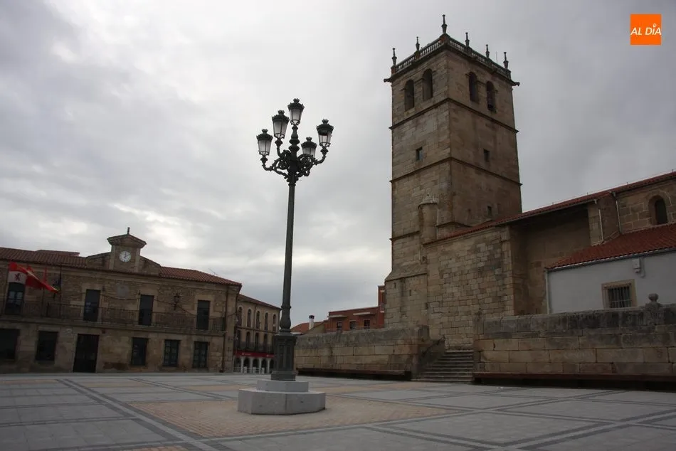La farola de la Plaza de España se asentaba este lunes sobre una peana de granito / CORRAL