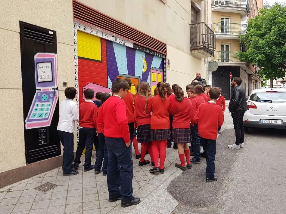 Foto 6 - Alumnos del Colegio Padres Trinitarios disfrutan de una visita guiada por el Barrio del Oeste