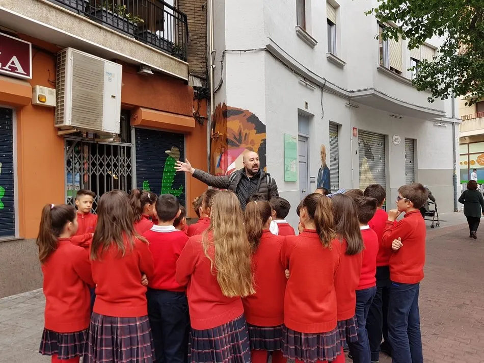 Foto 4 - Alumnos del Colegio Padres Trinitarios disfrutan de una visita guiada por el Barrio del Oeste