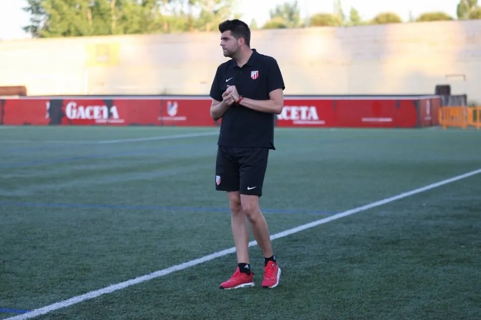 Arturo Martín dirige al Santa Marta durante un partido
