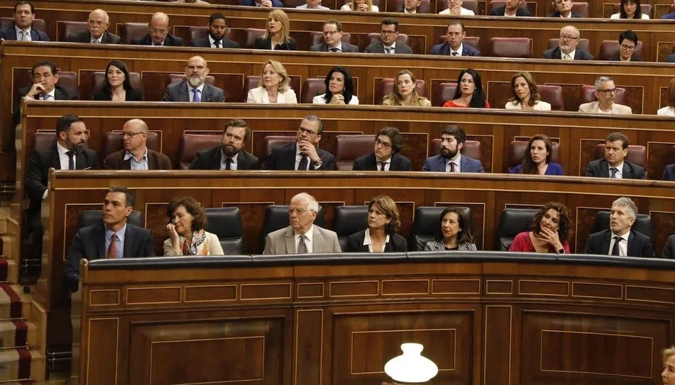Foto 3 - Pedro S&aacute;nchez tiene a Abascal como&nbsp;su vecino de esca&ntilde;o el primer d&iacute;a del Congreso  