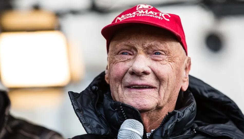Lauda ganó dos campeonatos mundiales en 1975 y 1977 con Ferrari y un tercero en 1984 con McLaren, después siguió vinculado a la Fórmula 1 con cargos gerenciales