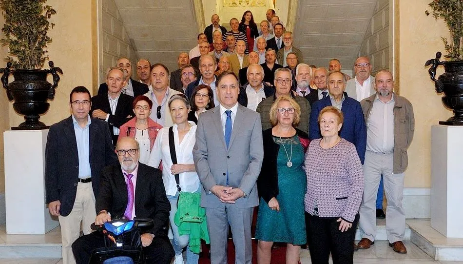 El alcalde, Carlos García Carbayo, junto a los funcionarios homenajeados