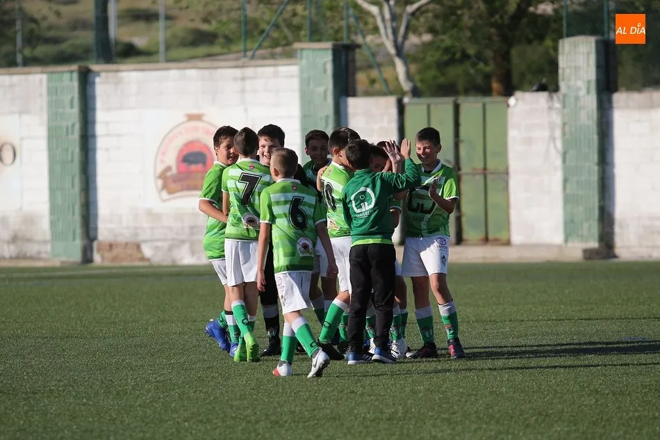 Jugadores de la cantera del CD Guijuelo celebrando un tanto