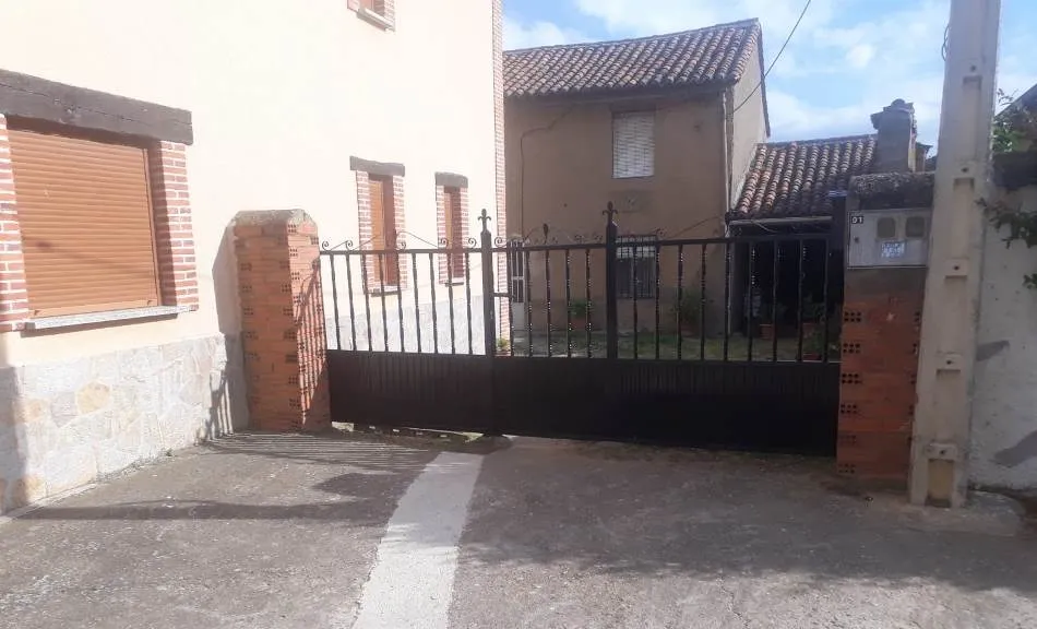 El terreno en disputa es el situado tras las verjas