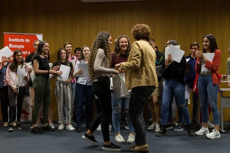 Foto 5 - Alumnos de 1&ordm; de Bachillerato del Calasanz reciben su diploma por la participaci&oacute;n en el Proyecto ...