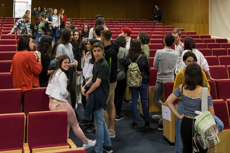 Foto 4 - Alumnos de 1&ordm; de Bachillerato del Calasanz reciben su diploma por la participaci&oacute;n en el Proyecto ...