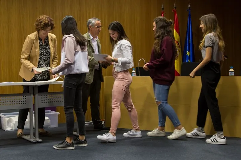 Foto 2 - Alumnos de 1&ordm; de Bachillerato del Calasanz reciben su diploma por la participaci&oacute;n en el Proyecto ...