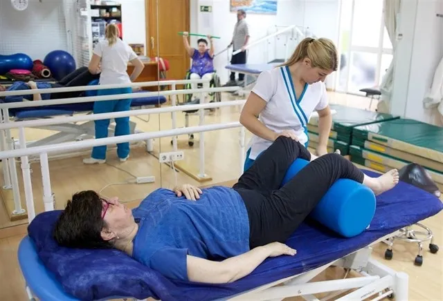 Sesión de recuperación de un enfermo de esclerosis múltiple