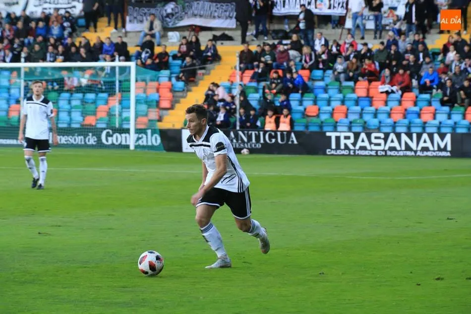 Víctor Mena en un partido con el Salamanca UDS