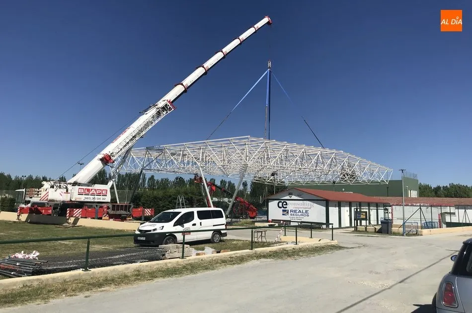 Colocación de la cubierta de la pista de tenis cercana al graderío