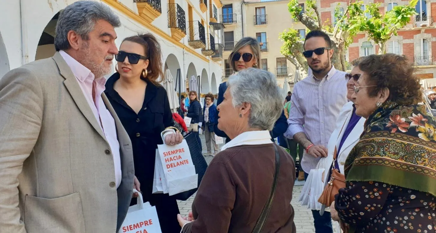 Doblete electoral callejero del PSOE repartiendo propaganda  