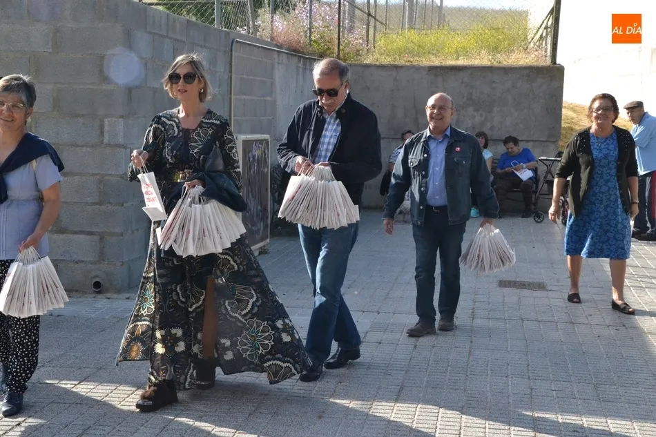 Foto 5 - Doblete electoral callejero del PSOE repartiendo propaganda  