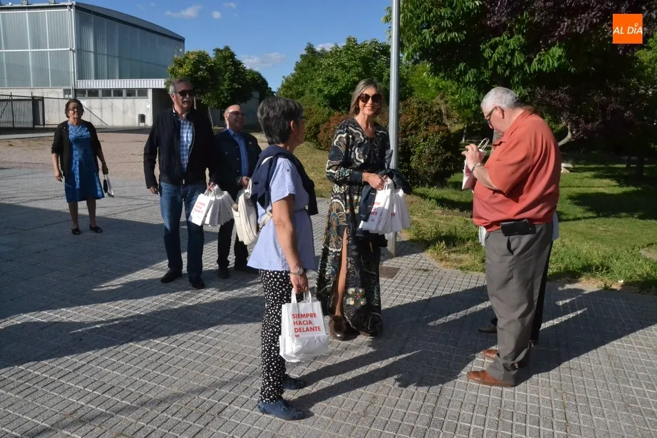 Foto 4 - Doblete electoral callejero del PSOE repartiendo propaganda  