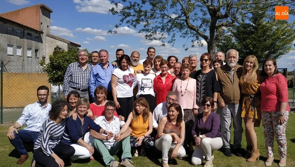 Delia (en el centro) con su otra gran familia