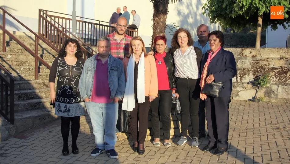 Begoña Santos en el centro con el resto de los integrantes de la lista y los diputados Bautista y Carmen García  / MARIBEL SÁNCHEZ