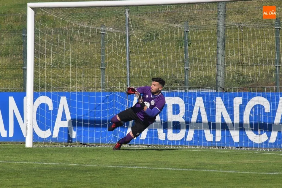 Carlos Molina detiene un penalti