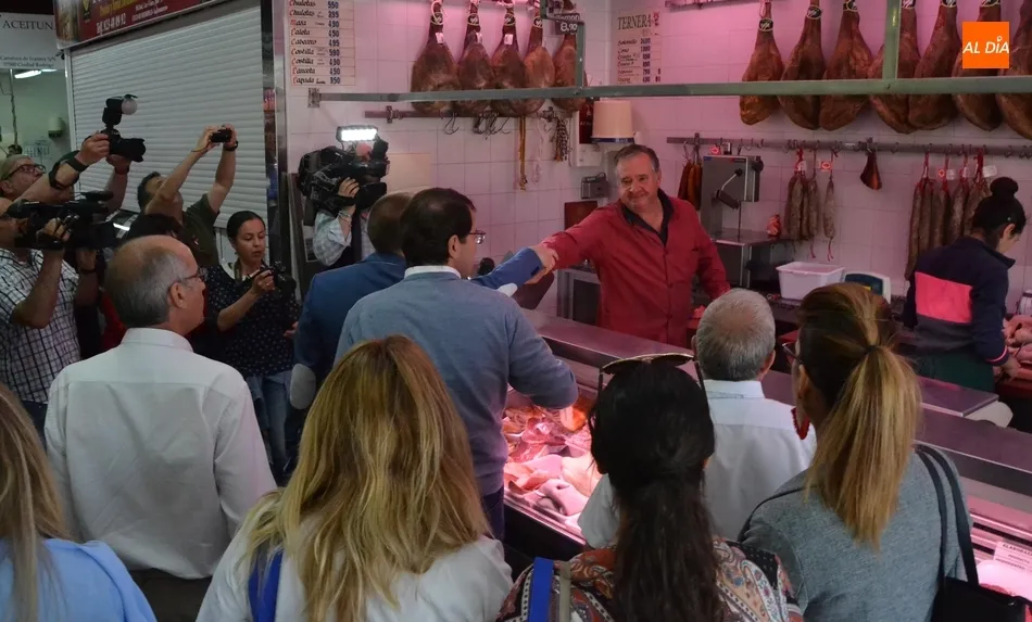Foto 9 - Ma&ntilde;ueco apunta en una visita al Mercado de Abastos que Marcos Iglesias y &eacute;l son &ldquo;un t&aacute;ndem por ...