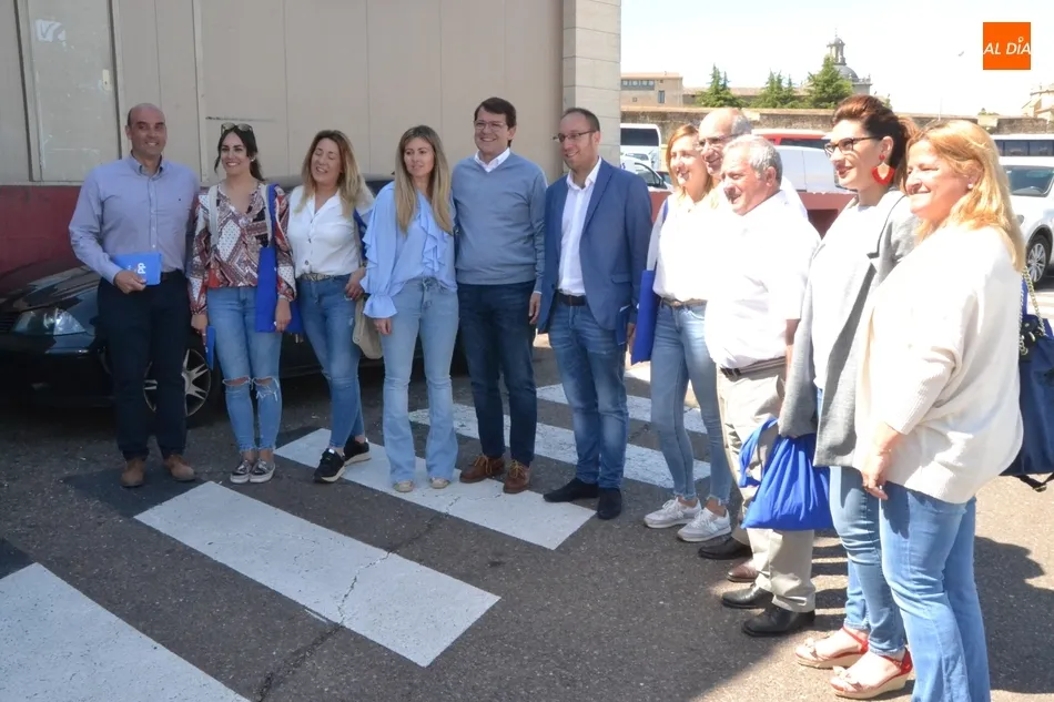 Foto 10 - Ma&ntilde;ueco apunta en una visita al Mercado de Abastos que Marcos Iglesias y &eacute;l son &ldquo;un t&aacute;ndem por ...