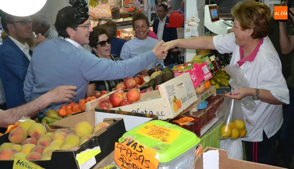 Foto 6 - Ma&ntilde;ueco apunta en una visita al Mercado de Abastos que Marcos Iglesias y &eacute;l son &ldquo;un t&aacute;ndem por ...
