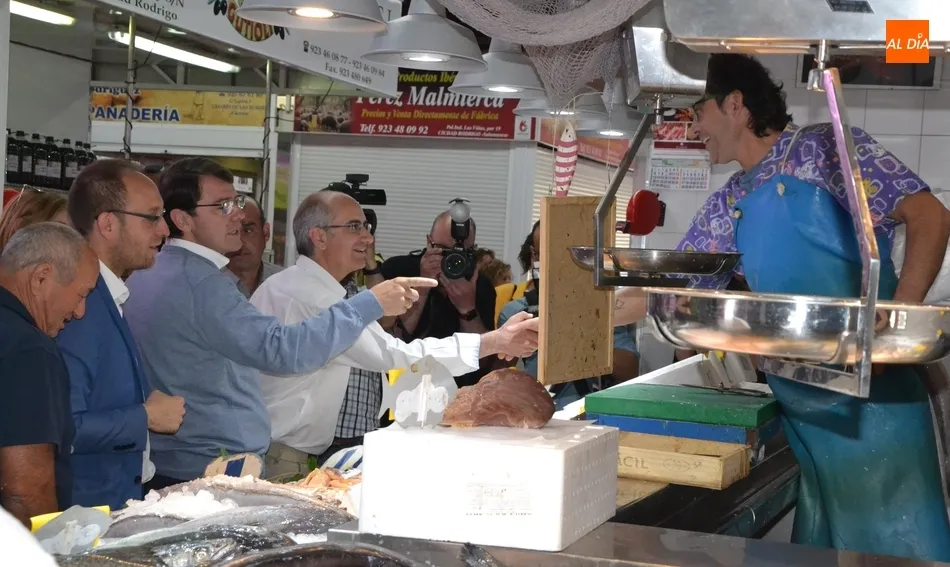 Foto 5 - Ma&ntilde;ueco apunta en una visita al Mercado de Abastos que Marcos Iglesias y &eacute;l son &ldquo;un t&aacute;ndem por ...