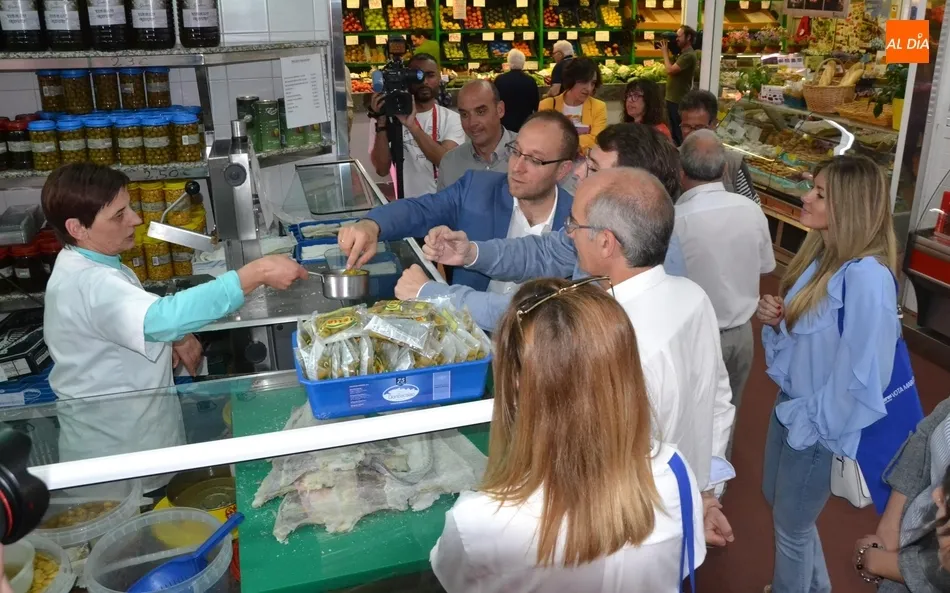 Foto 4 - Ma&ntilde;ueco apunta en una visita al Mercado de Abastos que Marcos Iglesias y &eacute;l son &ldquo;un t&aacute;ndem por ...