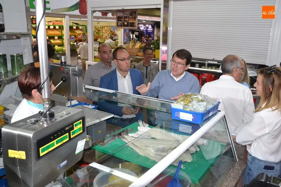 Foto 3 - Ma&ntilde;ueco apunta en una visita al Mercado de Abastos que Marcos Iglesias y &eacute;l son &ldquo;un t&aacute;ndem por ...