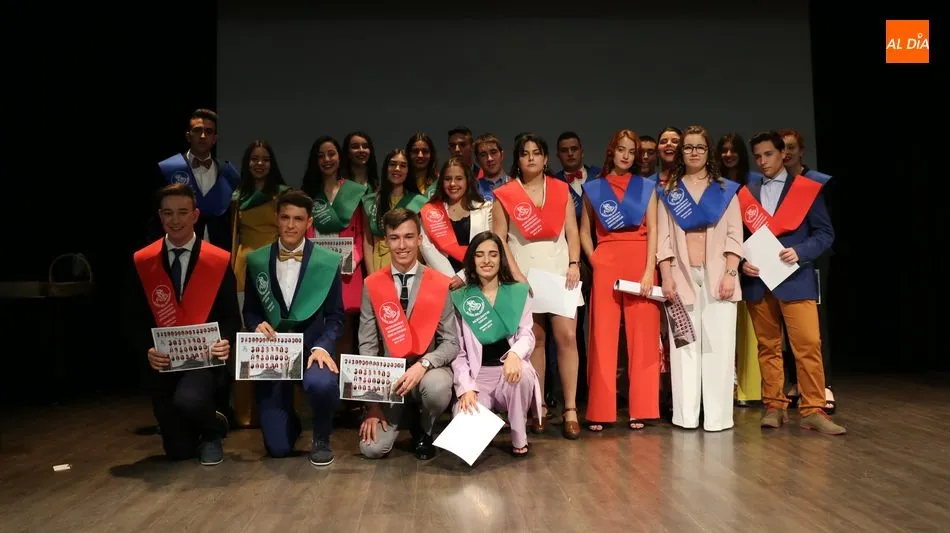 Foto 9 - Emotivo acto de graduaci&oacute;n de bachilleres en el IES Ramos del Manzano  