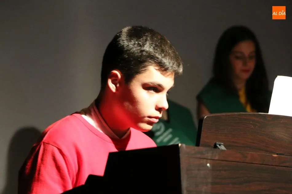 Foto 8 - Emotivo acto de graduaci&oacute;n de bachilleres en el IES Ramos del Manzano  
