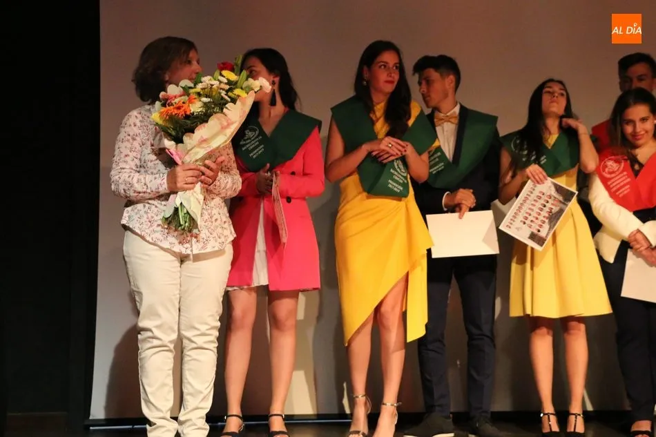Foto 6 - Emotivo acto de graduaci&oacute;n de bachilleres en el IES Ramos del Manzano  