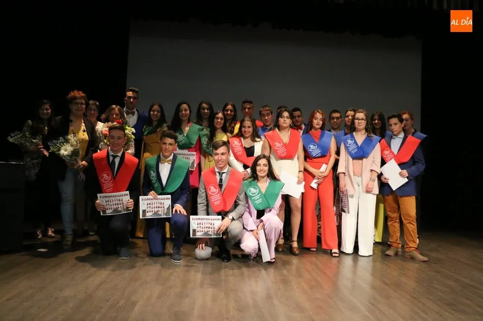 Emotivo acto de graduación de bachilleres en el IES Ramos del Manzano  