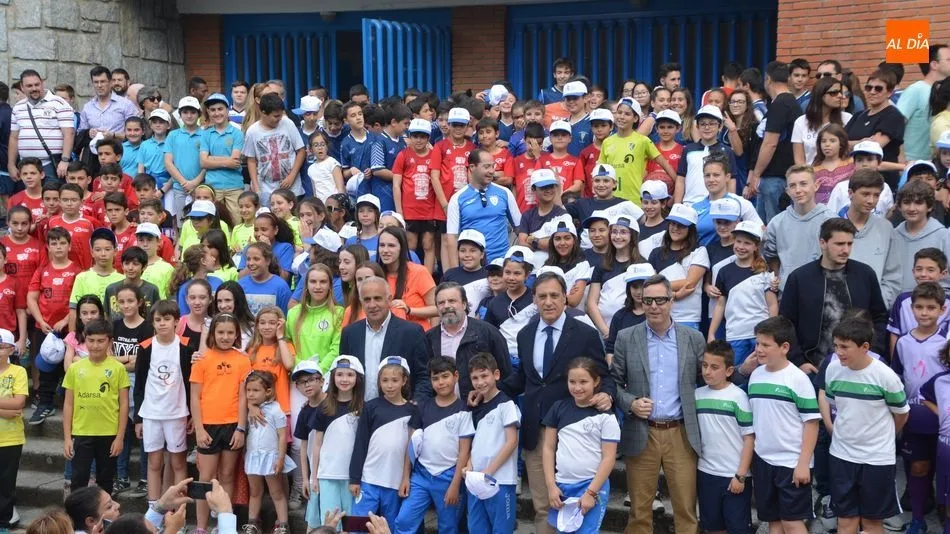 Foto de familia de la entrega de premios / Lydia González