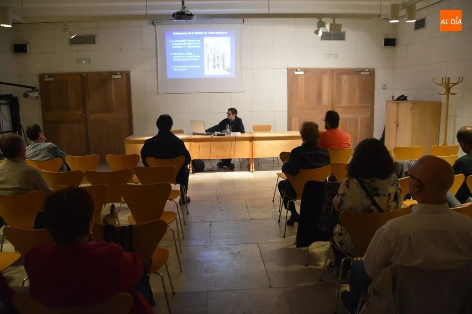 Foto 2 - Carlos Javier Salgado analiza en una charla la evoluci&oacute;n socioecon&oacute;mica de la&nbsp;Regi&oacute;n Leonesa  