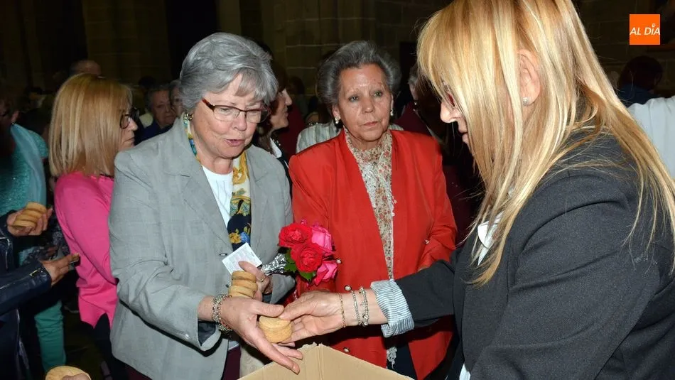 Los asistentes a la misa recogieron los panecitos y una estampa / E. Corredera