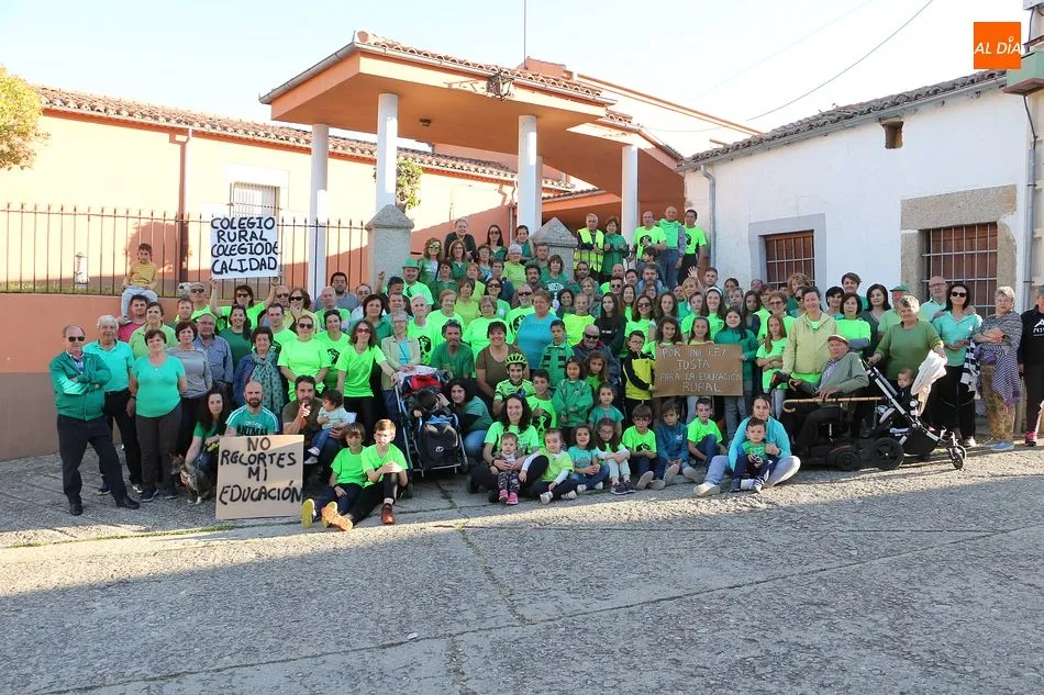 Los vecinos de Santibañez protestan ante el CRA Valvanera